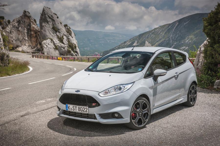  Ford Fiesta ST200 2016 года  (фото 2 из 36)
